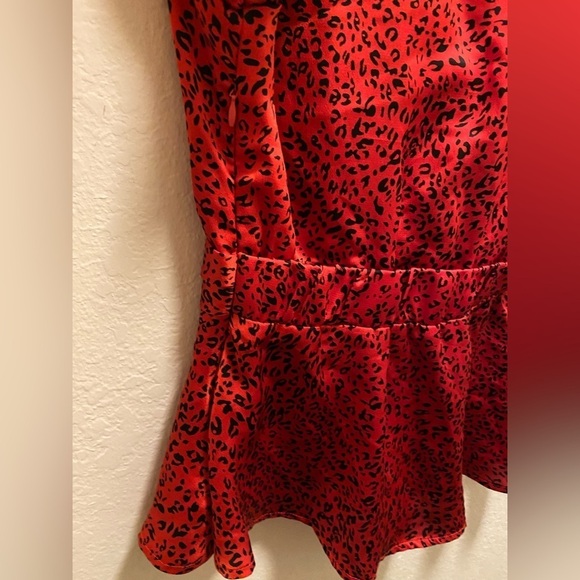 Bishop + Young Satin Front Twist Karlie Top Red Cheetah Print - Picture 7 of 7